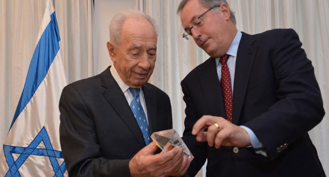 מימין: מנכ"ל אינטל, פול אוטליני, מעניק לנשיא המדינה שמעון פרס את השבב הקטן והמתקדם של אינטל