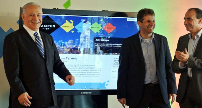 מימין: פרופ' יוסי מטיאס, מנכ"ל מרכז המו"פ של גוגל בישראל, מאיר ברנד, מנכ"ל גוגל ישראל, וראש הממשלה, בנימין נתניהו. צילום: פלי הנמר