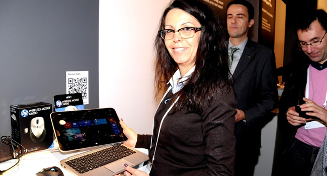 דלית טסל, מנהלת השיווק של HP בישראל, מנסה HP ElitePad בכנס DISCOVER 2012. צילום: פלי הנמר