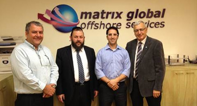 מימין: פרופסור מור בן יוסף, מנכ"ל הביטוח הלאומי; רם יוניש, סמנכ"ל השיווק של מטריקס גלובל וטאקט בדיקות; הרב יעקב גוטרמן, ראש עירית מודיעין עילית; ואלי ניזרי, מנהל סניף ביטוח לאומי ברמלה