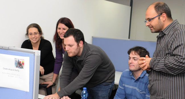 צוות Create setup on the fly  מציג עבודה משותפת. מימין: יניב מדר, שלומי רייס, ניר חפץ, מיכל קמינצקי ונועה גרדוביץ'