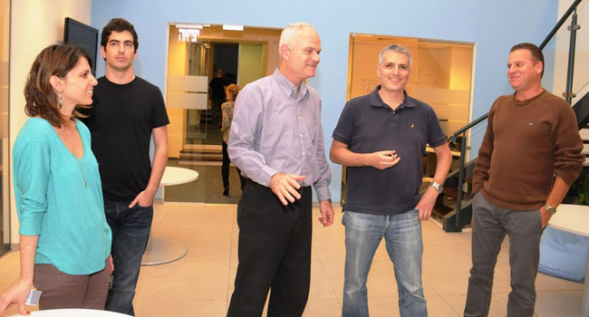 כמה דקות לפני תחילת התחרות, נצפו במסדרון משרדי VMware ישראל. מימין: שמוליק ענתבי - מנהל אזורי VMware, מדינות ישראל, טורקיה, יוון וקפריסין; חיליק פז - מנהל פעילות פיתוח, VMware ישראל; רענן ביבר, מנהל VMware ישראל; גל זלרמאייר, ראש צוות התוכנה ב-VMware ישראל; וניוה לברן, מנהלת גיוס VMware ישראל