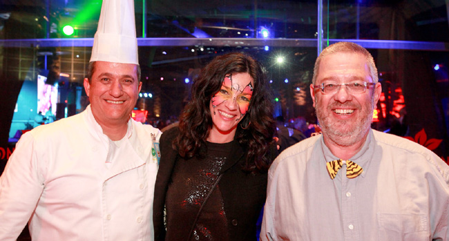 מימין: יונתן ונד, מנכ"ל מיקרון ישראל; שירז טל, מפיקת האירוע; ושמוליק פרץ, מנהל המפעל 