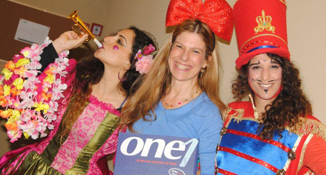 ענת סתיו (במרכז), מנהלת חטיבת פרויקטים ופתרונות תוכנה ב-One1, חוגגת עם עובדות החברה