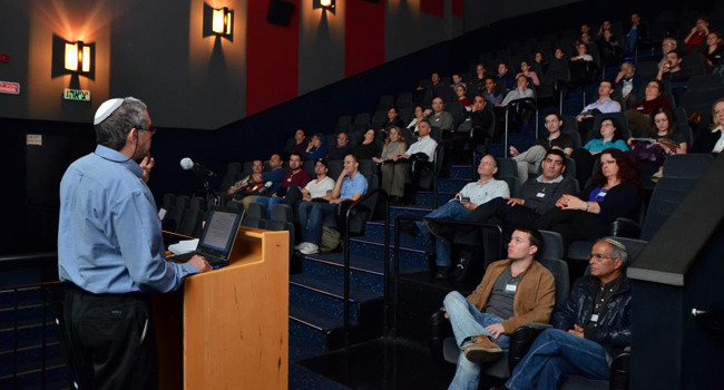 קובי ביטר, מנכ"ל מיה מחשבים, פותח את אירוע פתיחת השנה