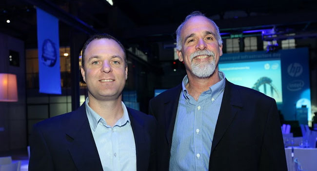 מימין: מני צרפתי – מנהל טכנולגי ב-HP, ויקי שאלתיאל – מנהל פיתוח עסקי ב-HP