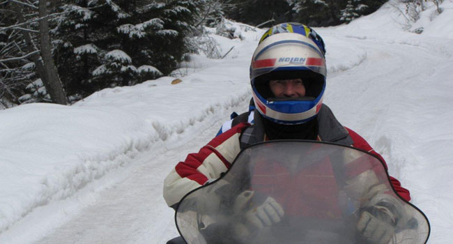 ארז וינר בעצירה מלאה עם קסדה מדוגמת