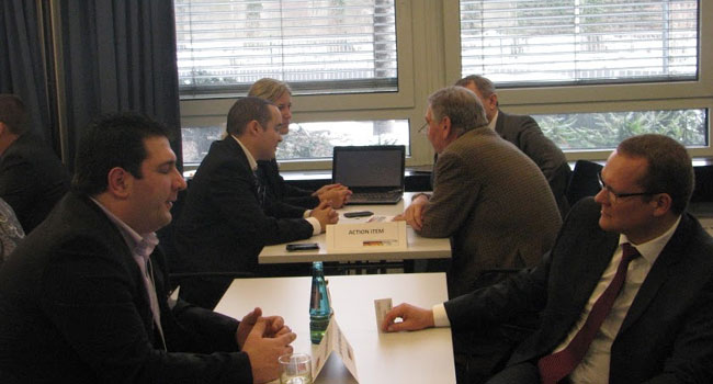 מימין: קארסטן הושסון, דירקטור אזורי של בריטיש טלקום בגרמניה, בוחן שיתוף פעולה אפשרי עם סטיפאן מוטשל, מנהל מכירות אזורי של ChipPC