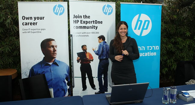 אסתי נאמן-הירש בפתח ביתן ההדרכה של HP