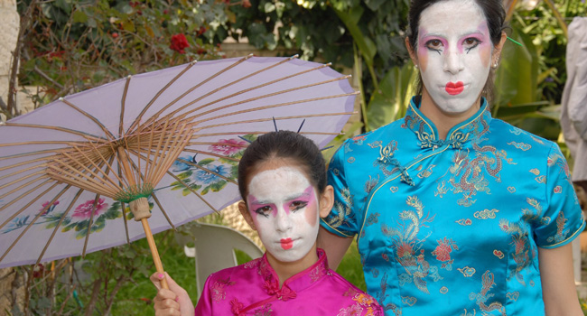 "זה עניין של גיישה". קבלו את התחפושת של חגלה שחף מהמחלקה לגיוס, שהתחפשה יחד עם בתה, גלי, באופן מקורי במיוחד...