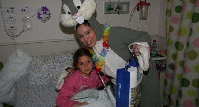 גלית לוקץ, עובדת חטיבת ה-Outsourcing, התחפשה לבאגס באני והתנדבה לחלק משלוחי מנות ולשמח ילדים המאושפזים בבית החולים. כל הכבוד!