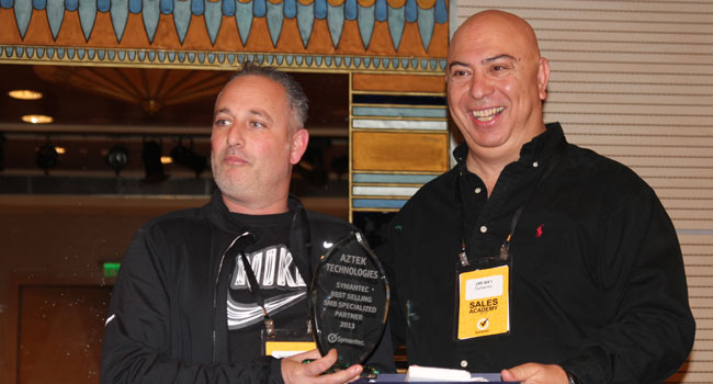 אילן קריספל, מנהל תיקי לקוחות באזטק טכנולוגיות, מקבל את פרס שותף ה-SMB המצטיין של סימנטק לשנת 2013, מידי ראם מגן (מימין), מנהל ערוצי ההפצה והשותפים בסימנטק