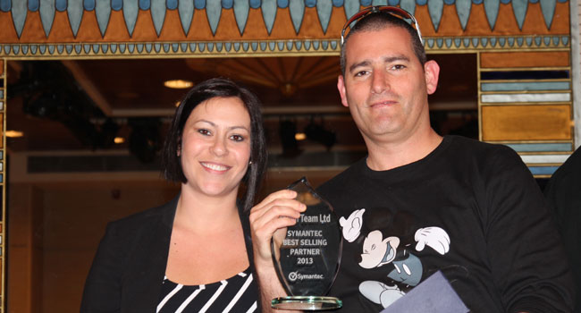 ערן שפיץ, מנהל תחום אחסון וזמינות מידע במלם תים, מקבל את פרס שותף המכירות המצטיין של סימנטק לשנת 2013, מידיה של שירי ראובני