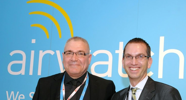 ג'ון מרשל - מנכ"ל וממייסדי AirWatch (מימין), עם גדי גילאון - מייסד ומנכ"ל מוביסק, נציגת AirWatch בישראל. צילום: פלי הנמר