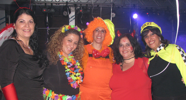 מתחפשות וחוגגות. מימין: מירב תנעמי; אגמית כהן; אורית שלומיוק; אינגה מיכאלי, מחלקת כספים; ושושי אברג'יל, אורחת החברה