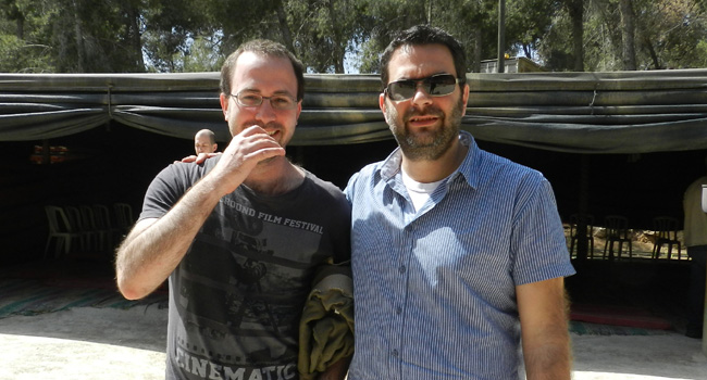 מימין: תומר שרון - משנה מנכ"ל אואזיס, אימרי צביק - מנהל צוות סיסטם 