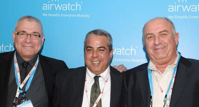 נצפו בביתן AirWatch. גדי גילאון (משמאל) – מייסד ומנכ"ל מוביסק, נציגת AirWatch בישראל שמשכה הכי הרבה לקוחות. לידו גיל נזרי, סגן נשיא פיתוח עסקים גלובלי בנס טכנולוגיות, ולצדו גיל כץ - סמנכ"ל טכנולוגיות בקבוצת כלמוביל