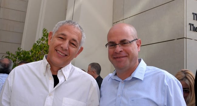 איתן אבריאל (משמאל), עורך מגזין דהמרקר ומנחה טקס חשיפת 100 החברות שהכי כדאי לעבוד בהן, שנערך בשיתוף פעולה ועל ידי BDicoface. לצדו רביב צולר, מנכ"ל ביטוח ישיר