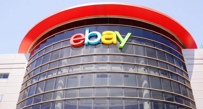 הכירו: בית eBay. הבניין צמוד לסלקום באזור התעשייה נתניה. פעם הלוגו היה של חברת הריהוט האוסטרית Kika, שניסתה לרכב על הגל של איקאה (IKEA) השוודית - אך לשווא. החברה של מכירת מוצרים פיזיים בחנות פיזית נסגרה, ואת מקומה כבשה החברה החלוצה והגדולה בעולם למכירת מוצרים פיזיים אך בחנויות וירטואליות בלבד. eBay  נכנסה למבנה החדש שלה בקריית ספיר בנתניה לפני כחודשיים. מציאות עידן הרשת העולמית בהתגלמותה המושלמת. מרכז המו"פ של eBay בישראל הפועל מנתניה ומתל אביב מתמקד בבניית קטלוגים ויצירת מידע מובנה אודות מוצרים, פיתוח יוזמות בתחום המסחר החברתי, וכן בפעילות עסקית בקרב עסקים וצרכנים ישראליים. eBay היא הבעלים גם של PayPal, ענקית התשלומים המקוונים, שמרכזה בתל אביב מתמקד במניעת הונאות בינלאומיות בתחום התשלומים אונליין ובמתן שירותי חברה לצרכנים ולעסקים