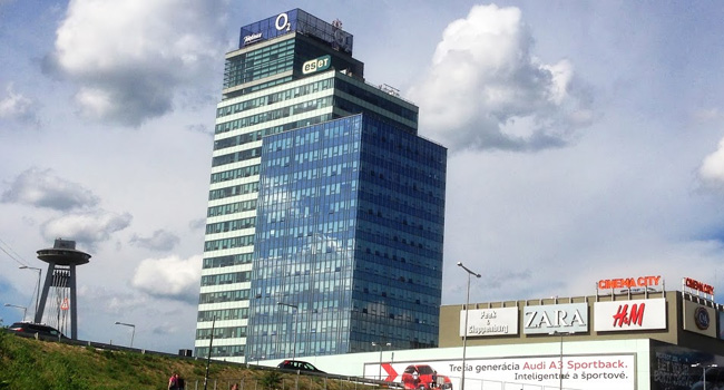 המגדל של ESET במרכזה של ברטיסלבה, על הגדה הצפונית של הדנובה, נראה למרחוק (המגדל השלישי בגובהו בעיר) לכל מי שמגיע לעיר הבירה של סלובקיה. העיר מכנה וממתגת את עצמה כ-"עיר הגדולה הקטנה" (כ-430 אלף תושבים). המגדל מוכר גם בזכות מרכז הקניות הגדול AUPARK מעליו הוא מתנוסס. בחירה מיצובית נבונה של בעלי החברה