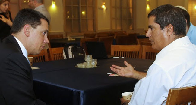 דטו חסון (מימין), מנהל אבטחת המידע של תנובה, משוחח עם סטפן שמידט - HP ESP Director MEMA