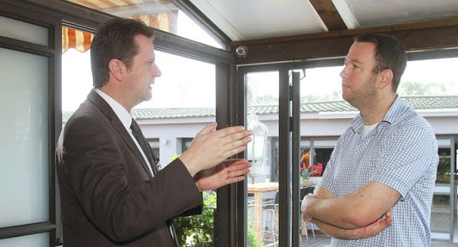 ניר לאופר (מימין), מנהל אבטחת המידע של נייס, עם פול ברטל - HP ESP ArcSight specialist Manager