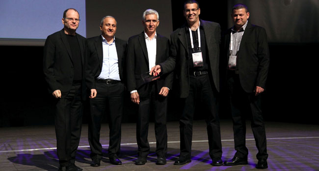 משמאל: גיל שוויד - יו"ר, מנכ"ל ומייסד צ'ק פוינט; ברונו דרמון - סגן נשיא מכירות אזור אירופה, המזרח התיכון ואפריקה בצ'ק פוינט; אמנון בר לב - נשיא צ'ק פוינט; רפי קוקוטק - מנכ"ל ספיידר פתרונות; ודייגו שיקביץ - סמנכ"ל שיווק ומכירות בספיידר
