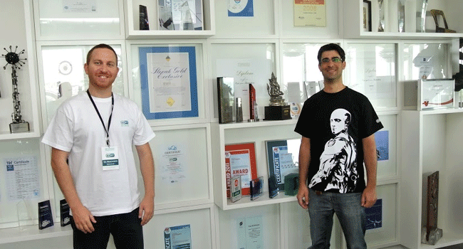 נצפו עובדי קומסקיור, נציגתה של ESET בישראל, בחדר אותות ההצטיינות של מוצרי ESET בעולם. מימין: הדובר גלעד הראל, ומנהל השיווק גיל נוילנדר