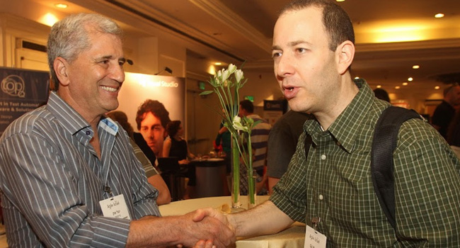 גיל ברוזה (מימין), מנטור בנושא אג'ייל ומחבר הספר "The Human Side of Agile", לצד יובל צוק - Global Enterprise Sales ב-Typemock