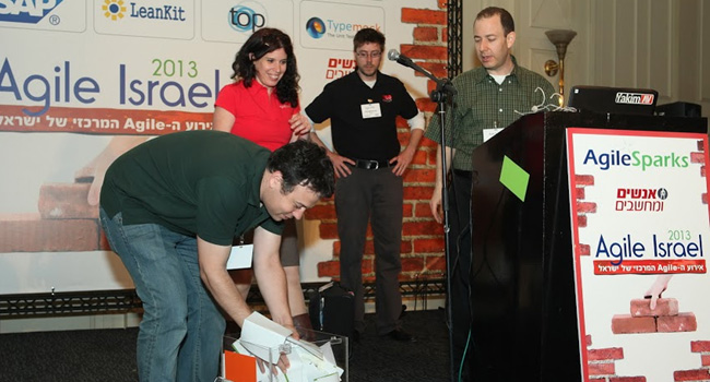 רויטל גדות (משמאל), מנהלת שיווק ומכירות AgileSparks