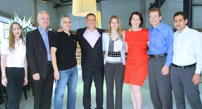 הצוות שמוביל את VMware. מימין: אופיר זמיר, מנהל טכנולוגי אזורי אגן הים התיכון; פט גלסינגר, מנכ"ל VMware העולמית; סונדרין לארו-גרייבס, מנהלת תקשורת ואירועים באזור  EMEA; דיאנה סטפנובה, מנהלת המחקר והפיתוח באזור EMEA; שמוליק ענתבי, מנהל אזור אגן התיכון; חיליק פז, מנהל מרכז הפיתוח בישראל; רענן ביבר, מנכ"ל VMware ישראל; וקרני מהרשק, מנהלת שיווק אזורית בכירה