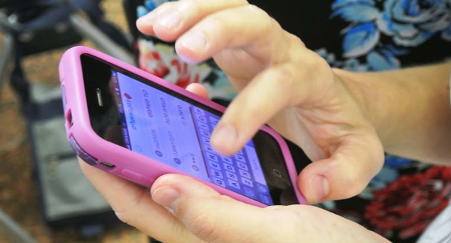 הדגמה אישית של היישומון בפעולה, בידיה האמונות של עובדת הבנק