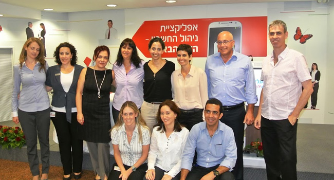 בסיום מסיבת העיתונאים. אבי כוכבא ומירב ספקטורובסקי-ששון, ואנשי הצוות שלהם שהשתתפו בה. מימין: ערן טופלברג - מנהל תחום המובייל, בנקאות ישירה; אבי כוכבא, מנהל אגף הפיתוח; חן כהן - מנהל תחום המובייל, אגף הפיתוח; יפית אפרת - מנהלת פרויקטים, בנקאות ישירה; סמדר דקל - מדור תוכן, בנקאות ישירה; מירי שלום - מנהלת פרויקטים, אגף הפיתוח; ליאת עובד - מדור מכירות, בנקאות ישירה; אלה שילה - קידום ערוצים ישירים, בנקאות ישירה; מירב ספרטרובסקי ששון, מנהלת אגף בנקאות ישירה; טל לירון - מדור מכירות, בנקאות ישירה; וקרן שניצר דותן - מדור תוכן, בנקאות ישירה