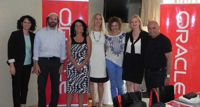 מימין: משה חורב, מנכ"ל אורקל; רונית בן בסט-רום, מנכ"ל לשכת המסחר ישראל-אמריקה; ד"ר יעל לפידות רז, בעלים של קבוצת בלאט לפידות; טלי שקד, מנכ"ל HRcloud בבלאט לפידות; מיכל בלאט, בעלים של קבוצת בלאט לפידות; אודי לפידות, מנהל פיתוח עסקי באורקל; ועינת בן דוד, פיתוח עסקי ומכירות באורקל