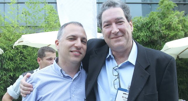 מימין: אלי וודינסקי - מנכ"ל ושותף של חברת ההפצה זברה; ואושרי שרון - מנכ"ל משותף של !We, חברה בת של חילן טק הבורסאית של אבי באום