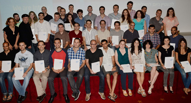 תמונה קבוצתית של הסטודנטים המצטיינים