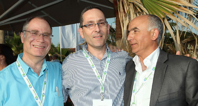  מימין: מאיר עמור; שימי ארנסט ממרכז רפואי שיבא; ומשה הררי, מנהל מכירות ב-CA ישראל