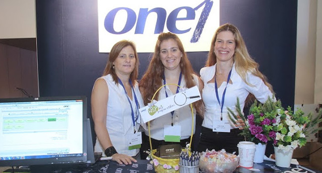 מימין: ענת סתיו, מנהלת חטיבת הפרויקטים וחטיבת הטכנולוגיות ב-One1; ליאור צנגן, מנהלת פעילות IT & Business Governance Solutions; ואיילה קידרון, מנהלת מכירות חטיבתית