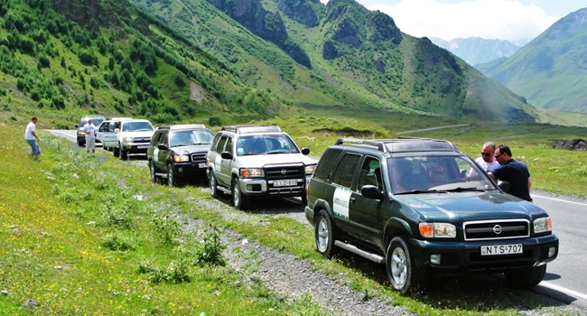 שיירת הג'יפים של VMware עם המשווקים המצטיינים נעה קדימה לנקודת התצפית הבאה הגבוהה, מוריקה והיסטורית משהו. ההיסטוריה הגאורגית בת 5,000 שנים. בראש השיירה נצפים חנן אלטיף - מנהל השותפים האזורי של VMware, וכן סרגיי, שהוביל את המשווקים המצטיינים, והמדריך הישראלי, שמתכננים את הלו"ז יחדיו