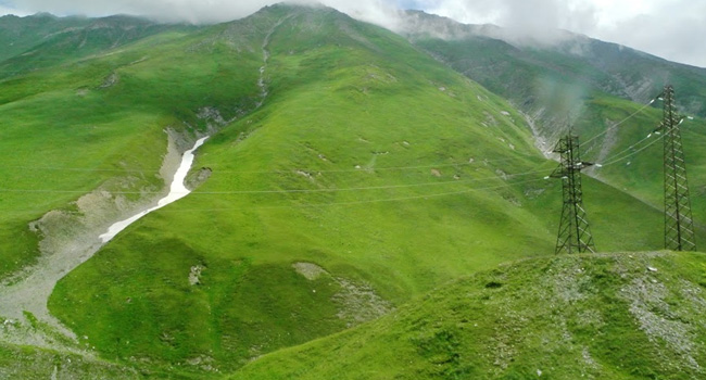 בהרי הקווקז הגבוה, הטמפרטורה ביולי מגיעה לכ-32 מעלות צלזיוס. מזכרת מהחורף, בדמות שלג, נותרת בפסגות ומזכירה שיש לגאורגיה גם אתרי סקי נאים למדי - ובהכרח זולים
