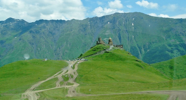 לכנסיה עתיקה זו, הנמצאת בגובה כ-2,400 מטרים מעל גובה פני הים, מטפסים עם הג'יפים 