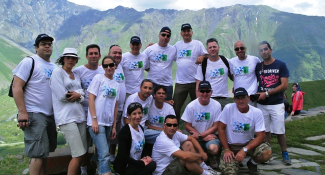 כך הם נצפים על הרכס מהכנסיה עצמה. עומדים מימין: משה חגשור, מטריקס; מאיר מאיר, זברה; עדי גולדברג, מלם-תים; שלמה אלה, דורקום ירושלים; חנן אלטיף, VMware; רוני עוזר, אנקור; חן ביבר, טלדור תקשורת; קרני מהרשק, VMware; מנחם כביר, אומניטק; אורנה עתיר, בינת; ואדיר דידי, בנפיט. כורעים ברך מימין: גדי כהן, הראל; עודד מרמור, מטריקס; שלומי צרפתי, בזק בינלאומי; אבי אלגרבלי, אנקור; בני חייק, ArrowECS;   ואפרת בן הרוש VMware