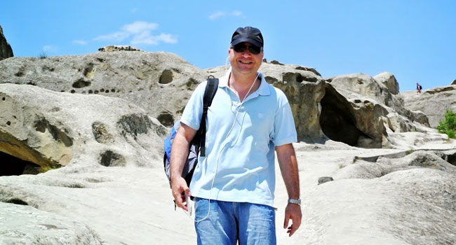 חנן אלטיף, בדרך חזרה מארץ המערות, מוודא שכולם אכן יצאו וירדו, לקראת המשך הסיור מסביב לטביליסי