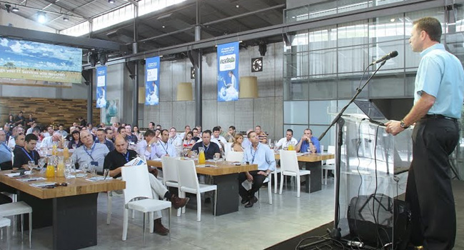 עופר שגב, נשיא ומנכ"ל נס טכנולוגיות, פותח את הכנס. בין היתר, אמר שגב בדבריו, כי נס מספקת פתרונות עסקיים ופותרת בעיות עסקיות באמצעות מערכות  IT. "על מחלקות ה-IT לחשוב עסקית ולא רק טכנולוגית. עליהן להפנים ולאחר מכן לשדר שהטכנולוגיה לא עומדת בפני עצמה, אלא בסוף היא אמורה לפתור בעיה עסקית", הוסיף