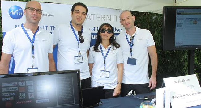 נציגי Aternity בכנס של NessPRO. מוצר הדגל של Aternity מאפשר מדידה של חוויית המשתמש בזמן אמיתי בנקודות הקצה אצל כלל המשתמשים, ובוחן את עולם ה-APM (ר"ת Application Performance Management) משלוש זוויות: שולחן העבודה, היישום והיעילות למשתמש. המוצר מפחית במידה ניכרת שיבושים העלולים להיגרם לעסק, וכמו כן מגביר את הפרודוקטיביות של המשתמש. מימין: אמיר שטראוס, מנהל פרויקטים ב-Aternity; מטשי שמריהו, מנהלת משאבי אנוש  ב-Atermity; רועי זרגרי מצוות ניהול מוצר של Aternity; ועוז יבין, מנהל מוצר טכנולוגי Aternity
