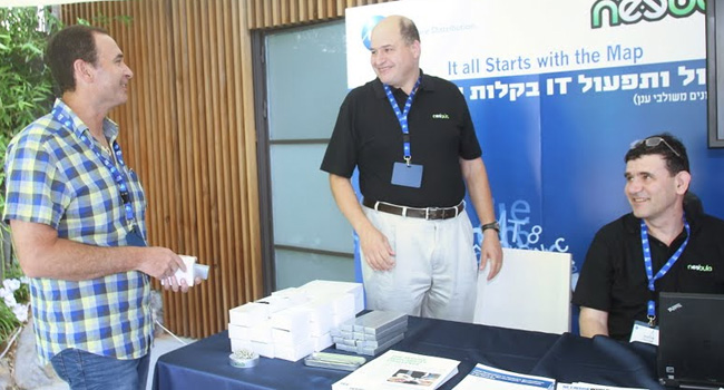 אנשי Neebula הציגו בכנס כלים מתוצרתם לניהול שירותים עסקיים המאפשרים לזהות, למפות ולנהל את שירותי ה-IT השונים בהם משתמש הארגון - כולל מיחשוב ענן, תוך שיוכם לשירותים ולתהליכים העסקיים השונים של הארגון. כך, לדוגמה, ניתן לנתח את ההשפעה של כל תקלה ביישומים ובמערכות המיחשוב על היעדים העסקיים של הארגון. מימין: טל קפון, ראש צוות פיתוח ב-Neebula; אריאל גורדון, VP Product ב-Neebula; וחנן אשת מצוות שו"ב באל על  