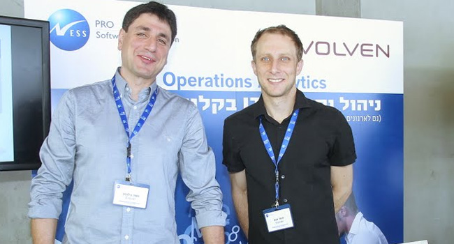 אנשי Evolven מציגים את הפתרון מתוצרתם לניטור וניתוח שינויים בקונפיגורציה במרכזי מיחשוב מודרניים ובענן. הפתרון של Evolven מנטר, מנתח ומספק מידע לצורך קבלת החלטות תפעוליות. בעזרת השימוש במוצר יכולים ארגונים לדעת באופן מדויק מה השתנה בסביבות המיחשוב שלהם, לאתר סטיות מתצורה רצויה, לאמת שינויים רצויים ולתחקר תקלות ביעילות. בתמונה: סשה  גילנסון (משמאל), מנכ"ל החברה, ותומר אגם - מנהל קשרי לקוחות