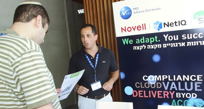 במסגרת הביתנים שהוקמו בצמוד לכנס, הוצגו גם Novell ,SUSE ו-NetIQ. בתמונה: רואי חשבון מ-NessPRO, מנהל שותפים וטכנולוגיות ב-NessPRO של שלוש החברות המיוצגות, מציג את המוצרים