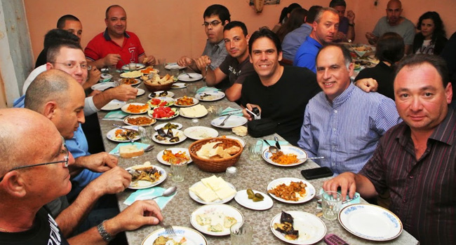 בפנים, ארוחה גרוזינית טיפוסית, כמו בבית - הרבה צלחות שאינן מוסרות מהשולחן עם חצ'אפורי, חמיקלי ומה לא. נצפים רעבים (כמו תמיד) מימין: גדי כהן, הראל; שלמה אלה, דורקום ירושלים; עדי רוזנברג, מלם-תים; מנחם כביר, אונמיטק; בני חייק, ArrowECS; חן ביבר, טלדור תקשורת; אדיר דידי, בנפיט; שלומי צרפתי, בזק בינלאומי; אבי אלגרבלי, אנקור; רוני עוזר, אנקור; וסרגיי המדריך הישראלי. צופה בכולם, בשולחן השני - מפקד הקבוצה חנן אלטיף 