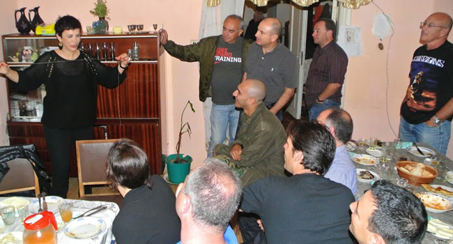 הקוסמת מפתיעה את המשתתפים במופע קסמים ומרנינה את ליבם לאחר הארוחה והיום המפרך של הטיפוס, לקראת השינה במלון המהמם ששמו Roomshotel